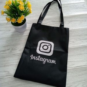 ini adalah Totebag Instagram, size: 40cm x 35cm, material: canvas, color: black, brand: toteigindonesia, age_group: all ages, gender: female