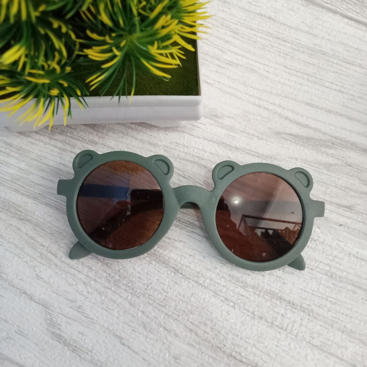 ini adalah Kacamata Anak Bear Hijau, material: plastic, color: green, brand: aksesorianakindonesia, age_group: kids, gender: unisex