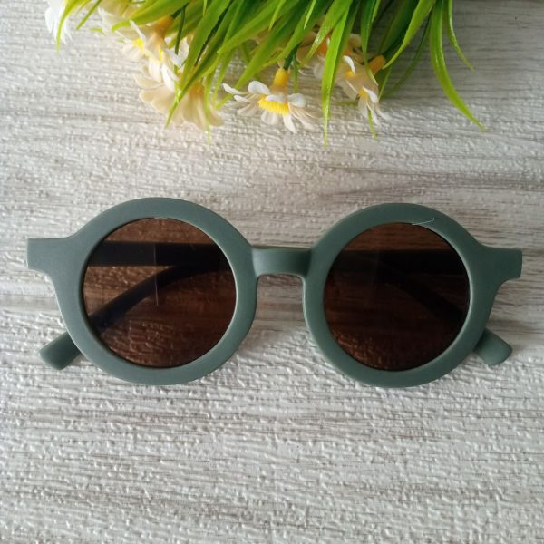 ini adalah Kacamata Anak Polos Hijau, size: 11.5cm,4.5cm,1.2cm, material: plastic, color: dark green, brand: aksesorianakindonesia, age_group: kids, gender: unisex