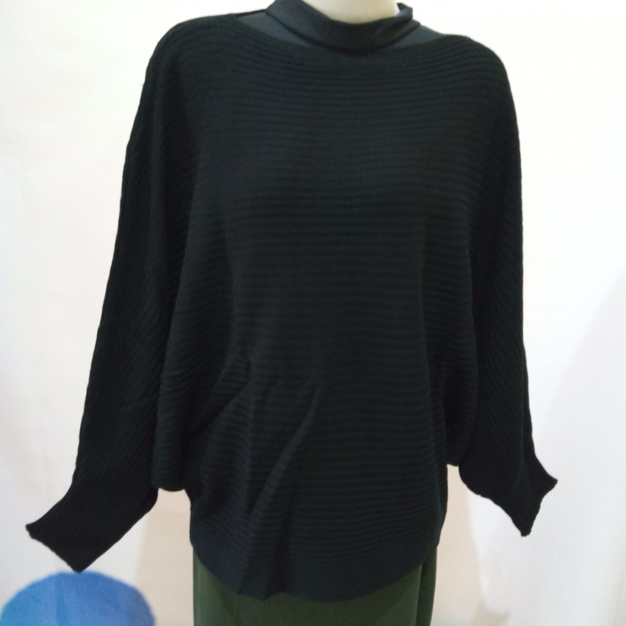 ini adalah Rajut Batwing Hitam, size: P66cm, P.lengan 60cm, Lingkar baju bawah 100cm, material: wol, color: black, brand: Rajutbatwingbjn, age_group: all ages, gender: female