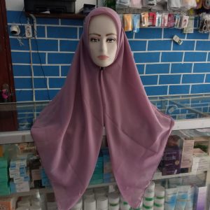 ini adalah Bella Square Lavender, size: 115 cm x 115 cm, material: Double hicon, color: purple lavender, brand: Kerudungsegiempatindonesia, age_group: all ages, gender: female