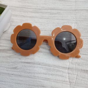 ini adalah Kacamata Anak Sun Coklat, size: 11.5cm,4.5cm,1.2cm, material: plastic, color: chocholate, brand: aksesorianakindonesia, age_group: kids, gender: unisex
