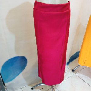 ini adalah Rok Span Marun, size: Long 90cm, material: scuba, color: maroon, brand: rokpanjangvievie, age_group: all ages, gender: female