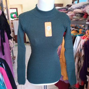 ini adalah Turtleneck Polos Emerald, size: L, material: wol, color: green emerald, brand: Rajutvieindo, age_group: all ages, gender: female