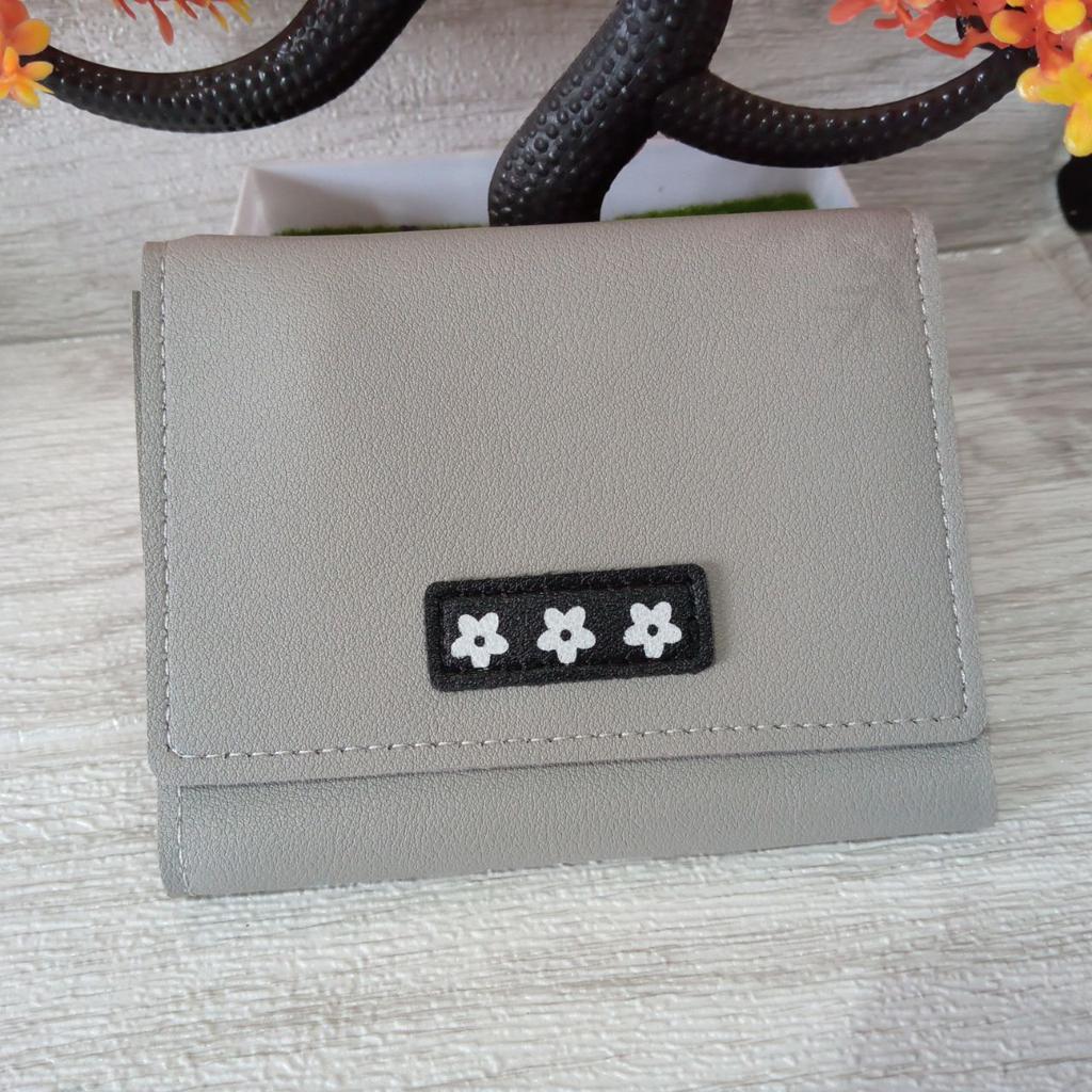 ini adalah Dompet 3Desi Abu, size: 11 cm x 9.5 cm, material: synthetic, color: grey, brand: Dompet3desibjn, age_group: all ages, gender: female