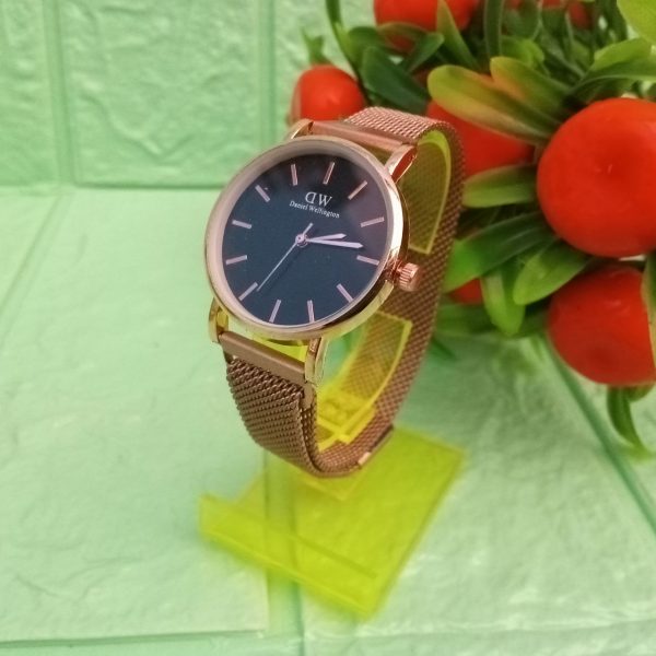 ini adalah Jam Magnet Rosegold Hitam, size: 3cm, material: stainlessteel, color: yellow rosegold, brand: JamtanganIndonesia, age_group: all ages, gender: unisex