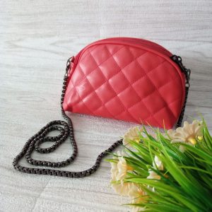 ini adalah Tas Bakpao Merah, size: panjang 21 cm x tinggi 13 cm x lebar 11 cm, material: synthetic, color: red, brand: tasslingbkpo, age_group: all ages, gender: female