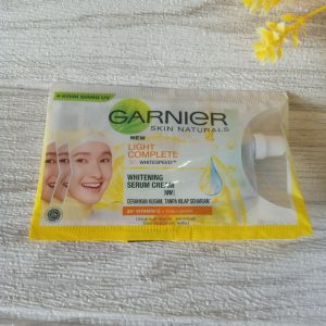 ini adalah Garnier Light Complete Cream Sachet, brand: garnier, age_group: all ages, gender: female