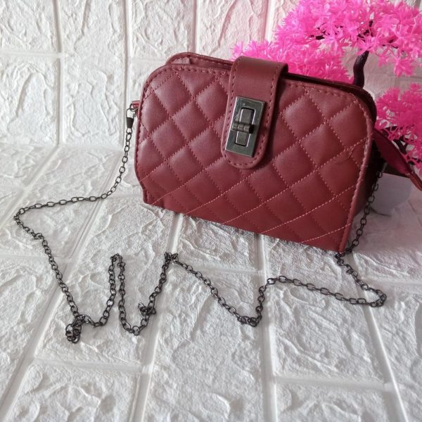 ini adalah Tas Megan Marun, size: 18 cm x 15 cm, material: synthetic, color: maroon, brand: tasmeganbjn, age_group: all ages, gender: female