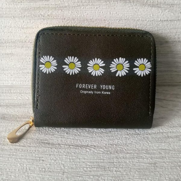 ini adalah Dompet Daisy Army, size: 15 cm x 10 cm, material: synthetic, color: green army, brand: dompetbungadaisy, age_group: all ages, gender: female