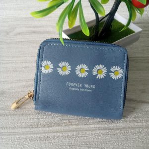 ini adalah Dompet Daisy Biru, size: 15 cm x 10 cm, material: synthetic, color: blue, brand: dompetbungadaisy, age_group: all ages, gender: female