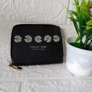 ini adalah Dompet Daisy Hitam, size: 15 cm x 10 cm, material: synthetic, color: black, brand: dompetbungadaisy, age_group: all ages, gender: female
