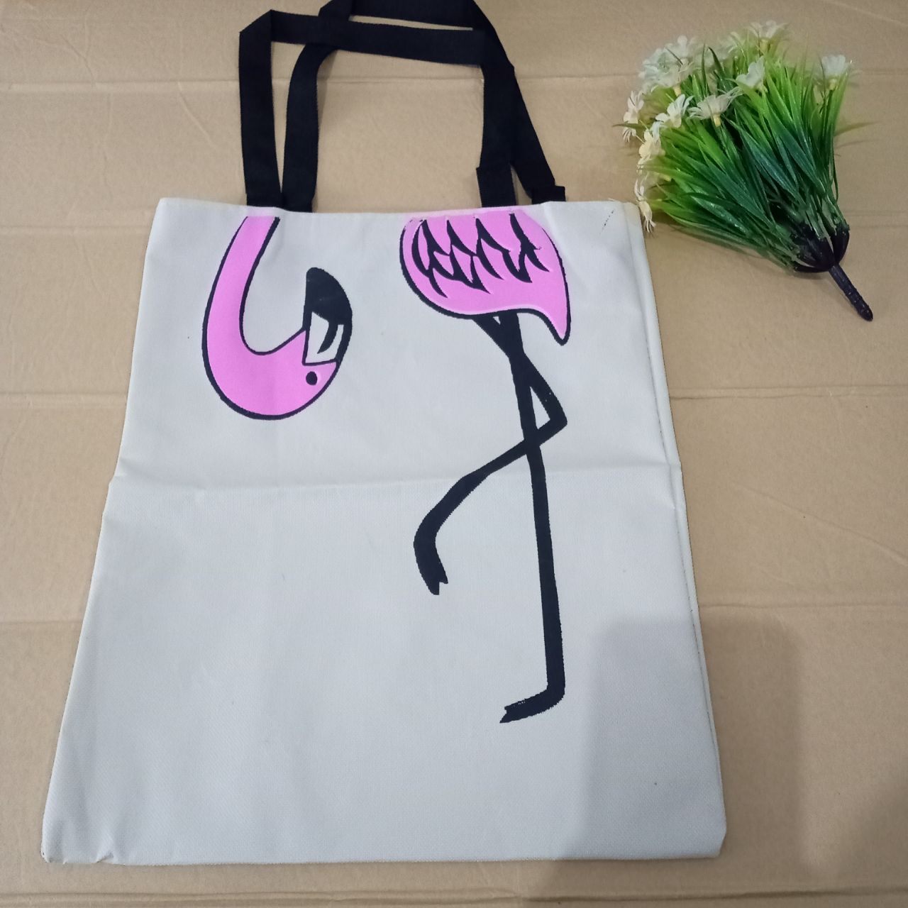 ini adalah Tote Bag Angsa, size: 40cm x 30cm, material: canvas, color: white, brand: toteigindonesia, age_group: all ages, gender: female