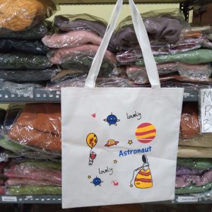 ini adalah Tote Bag Astronot Putih, size: 40cm x 30cm, material: canvas, color: white, brand: toteigindonesia, age_group: all ages, gender: female
