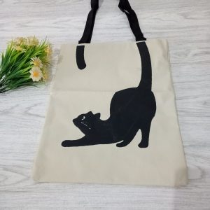 ini adalah Tote Bag Ekor Kucing, size: 40cm x 30cm, material: canvas, color: cream, brand: toteigindonesia, age_group: all ages, gender: female