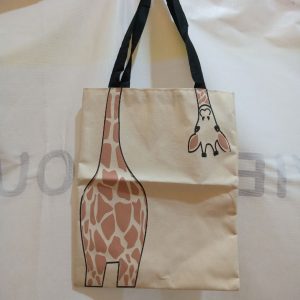 ini adalah Tote Bag Jerapah, size: 40cm x 30cm, material: canvas, color: cream, brand: toteigindonesia, age_group: all ages, gender: female