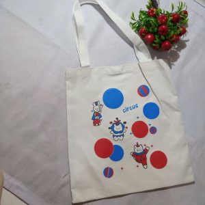 ini adalah Tote Bag Sirkus Putih, size: 40cm x 30cm, material: canvas, color: white, brand: toteigindonesia, age_group: all ages, gender: female
