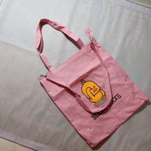 ini adalah Totebag Bebek Pink, size: 40cm x 35cm, material: canvas, color: pink, brand: toteigindonesia, age_group: all ages, gender: female