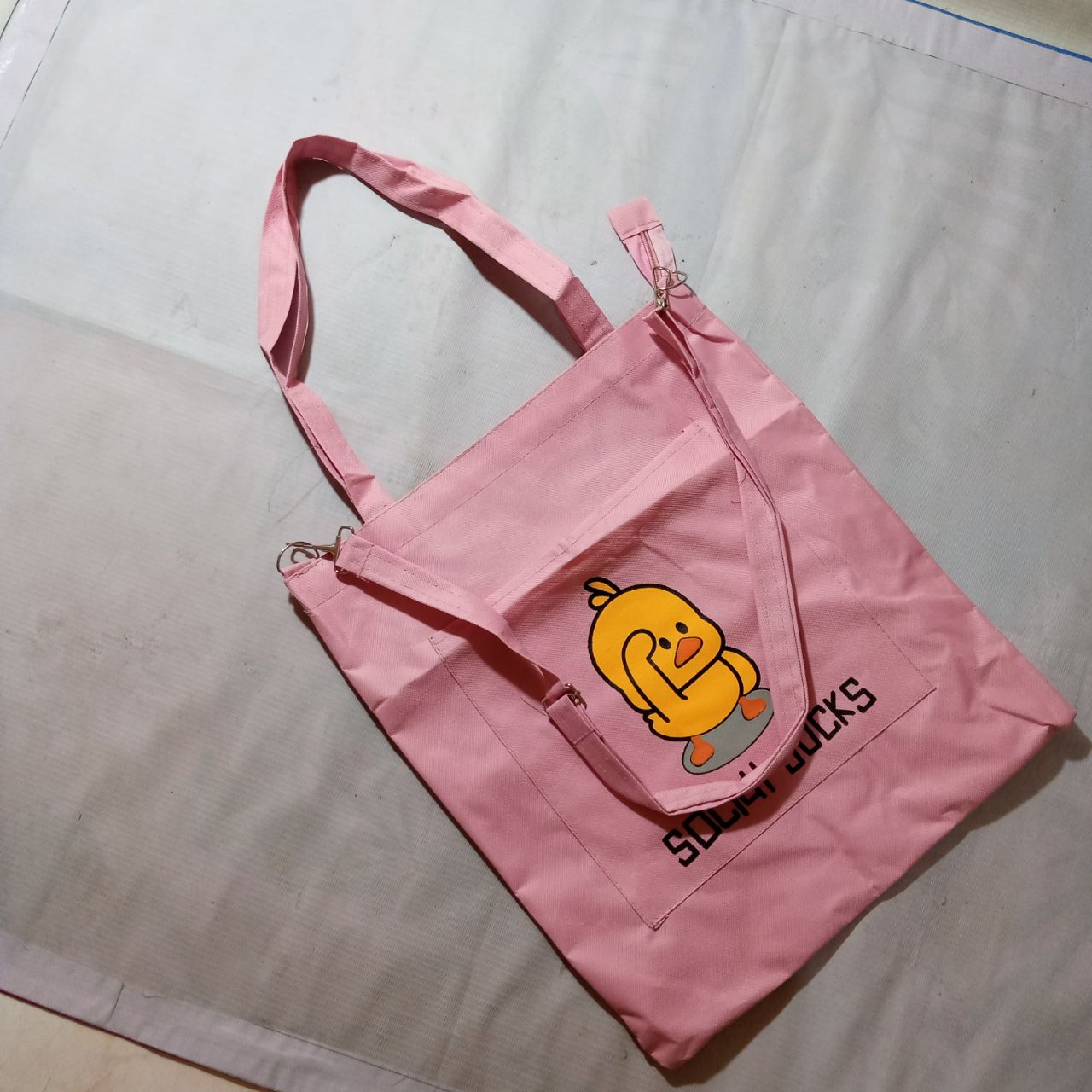 ini adalah Totebag Bebek Pink, size: 40cm x 35cm, material: canvas, color: pink, brand: toteigindonesia, age_group: all ages, gender: female