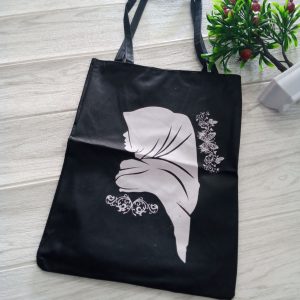 ini adalah Totebag Hijab, size: 40cm x 35cm, material: canvas, color: black, brand: toteigindonesia, age_group: all ages, gender: female
