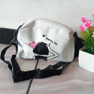 ini adalah Totebag Meeting Love PT, size: 22cm x 17cm, material: synthetic, color: white, brand: toteigindonesia, age_group: all ages, gender: female