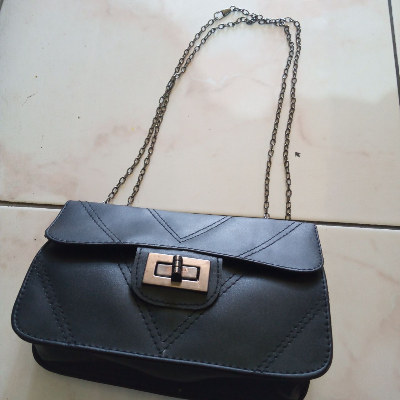 ini adalah Tas Asha Hitam, size: 19 cm x 13 cm, material: synthetic, color: black, brand: tasbahuindonesia, age_group: all ages, gender: female