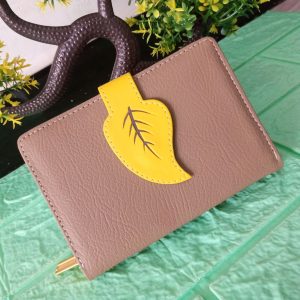 ini adalah Dompet Daun Kuning, size: 13 cm x 9,5 cm, material: synthetic, color: yellow, brand: dompetminileaf, age_group: all ages, gender: female