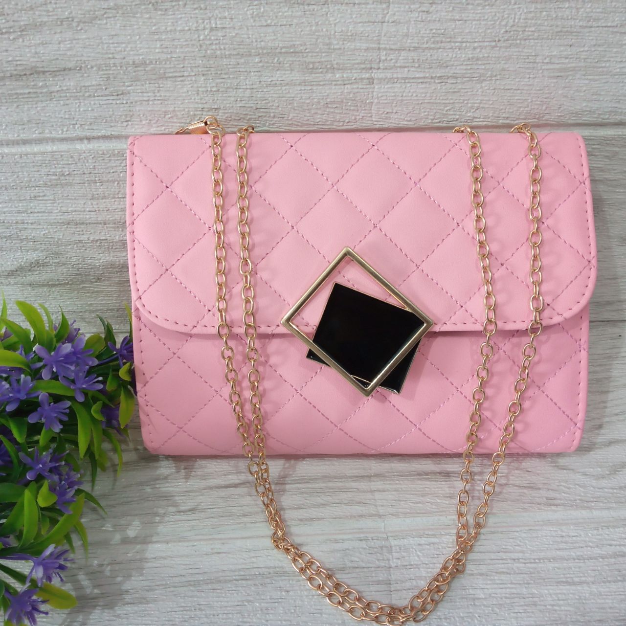 ini adalah Tas Anggun Pink, size: 18 cm x 15 cm, material: synthetic, color: pink, brand: tasanggungbojonegoro, age_group: all ages, gender: female