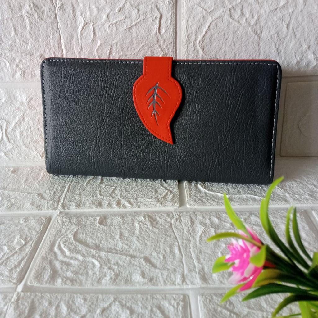 ini adalah Dompet Daun Panjang Merah, size: 20 cm x 12 cm, material: synthetic, color: dark grey, brand: Dompetlongleaf, age_group: all ages, gender: female