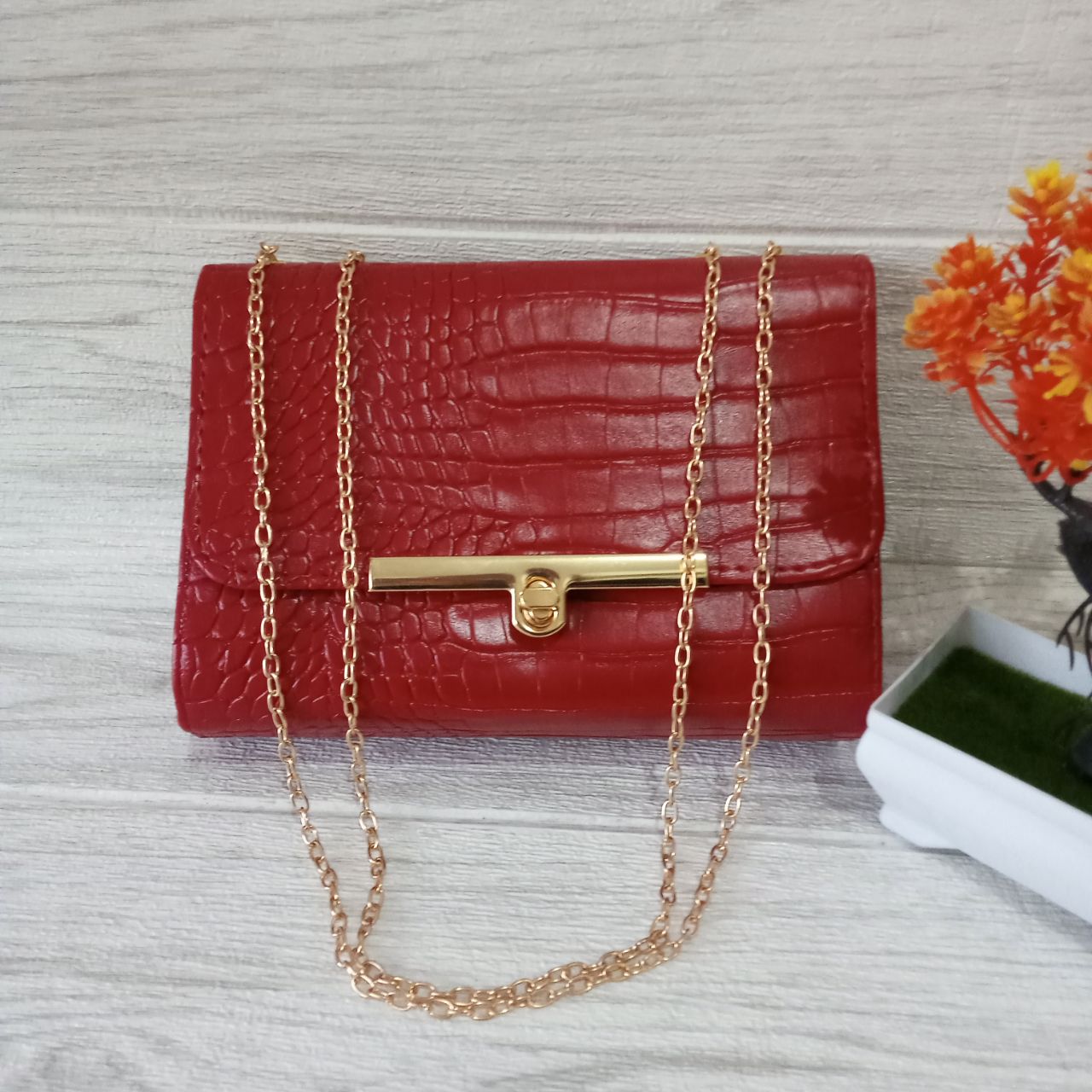 ini adalah Tas Kroko Maroon, size: 18 cm x 15 cm, material: synthetic, color: maroon, brand: taskrokobojonegoro, age_group: all ages, gender: female