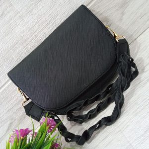 ini adalah Tas Ana Hitam, size: 18 cm x 14 cm, material: synthetic, color: black, brand: tasanabojonegoro, age_group: all ages, gender: female