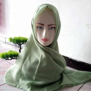 ini adalah Bella Square Olive, size: 115cm x 115cm, material: Double hicon, color: green olive, brand: jilbabbellabojonegoro, age_group: all ages, gender: female