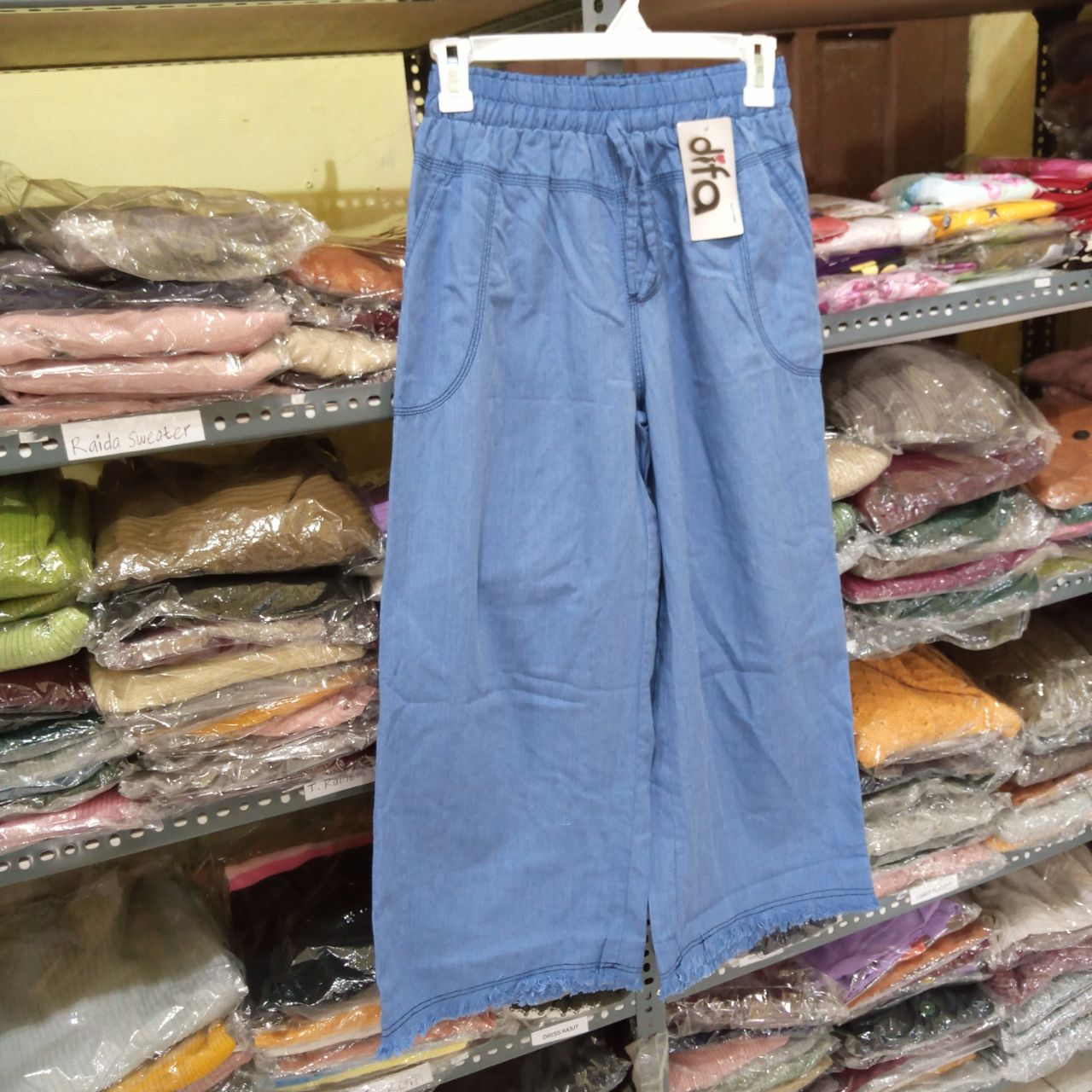 ini adalah Kulot Jeans Rawis, size: Long 86cm, material: Jeans, color: light blue, brand: kulotrawisbojonegoro, age_group: all ages, gender: female