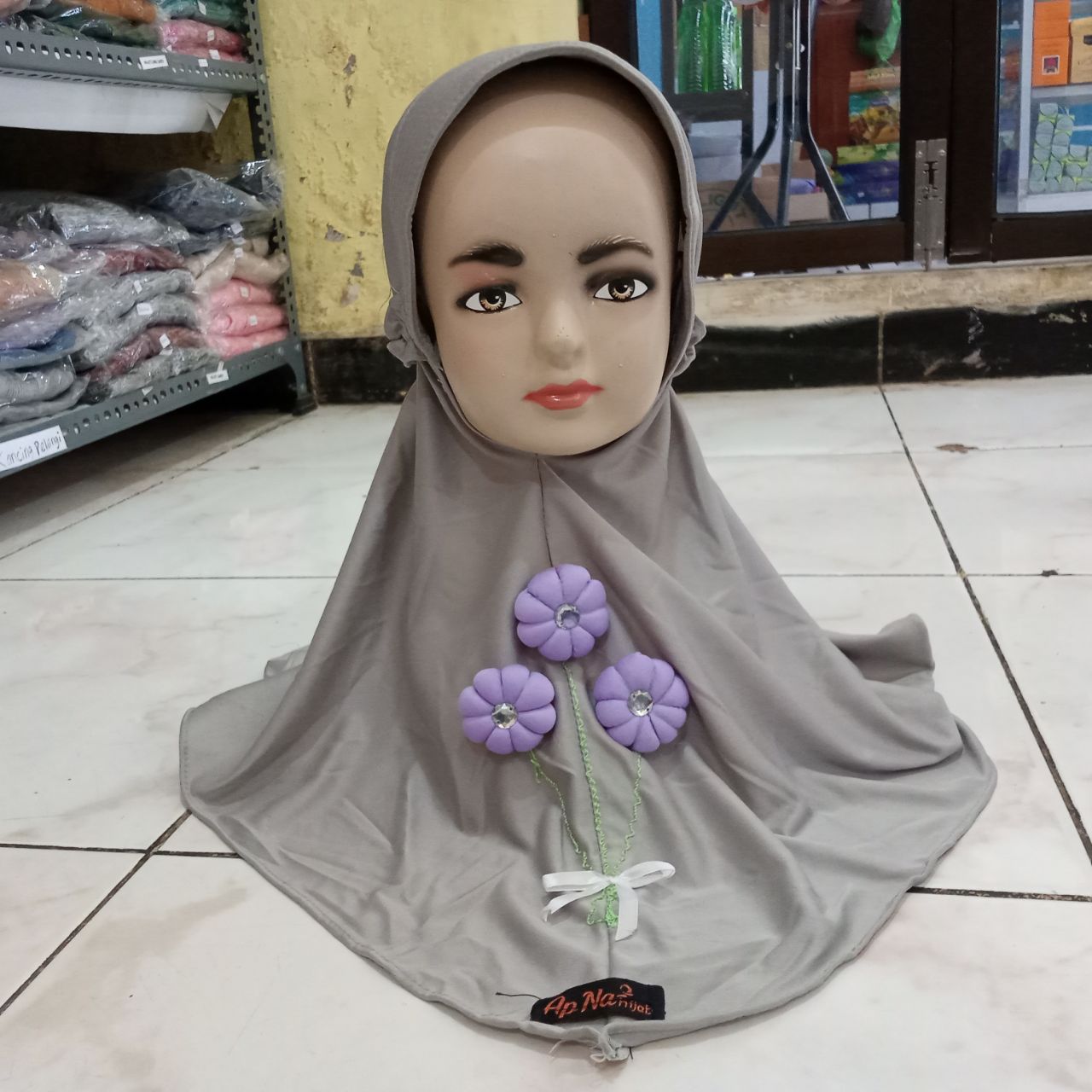 ini adalah Jilbab Anak Kembang Abu Muda, size: L, material: Jersey, color: light grey, brand: jilbabkebangbojonegoro, age_group: kids, gender: female
