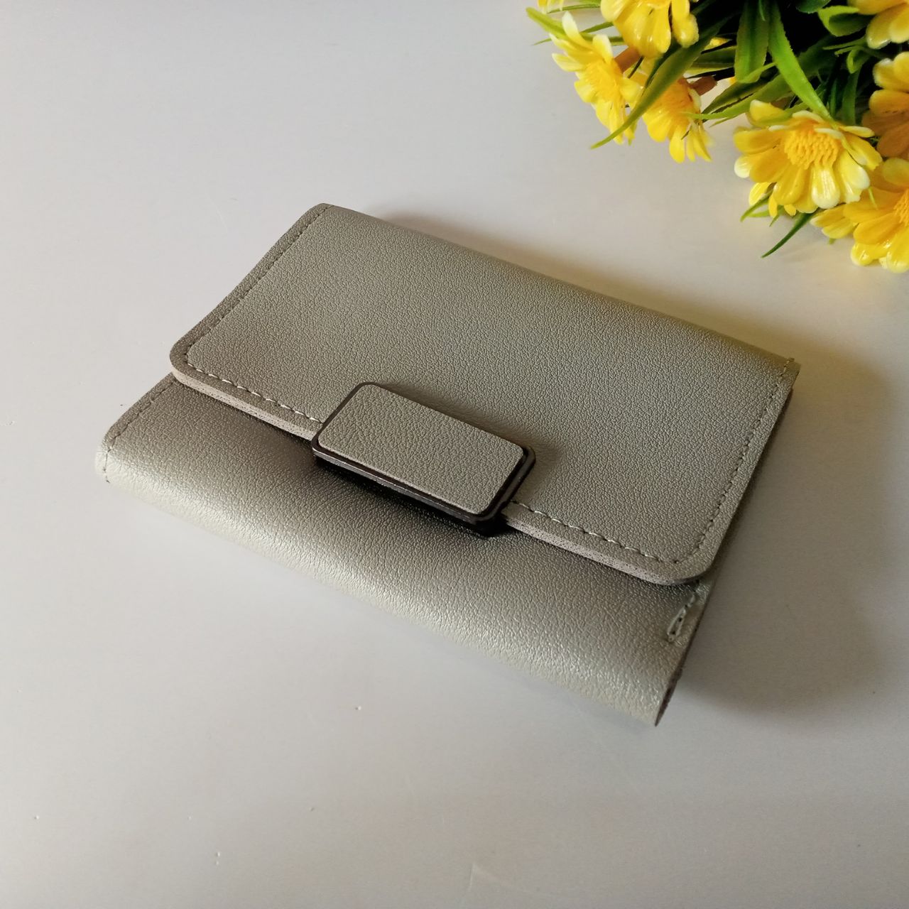 ini adalah Dompet Graf Abu Muda, size: 11.5cm x 9cm, material: synthetic, color: light grey, brand: dompetgrafbojonegoro, age_group: all ages, gender: female
