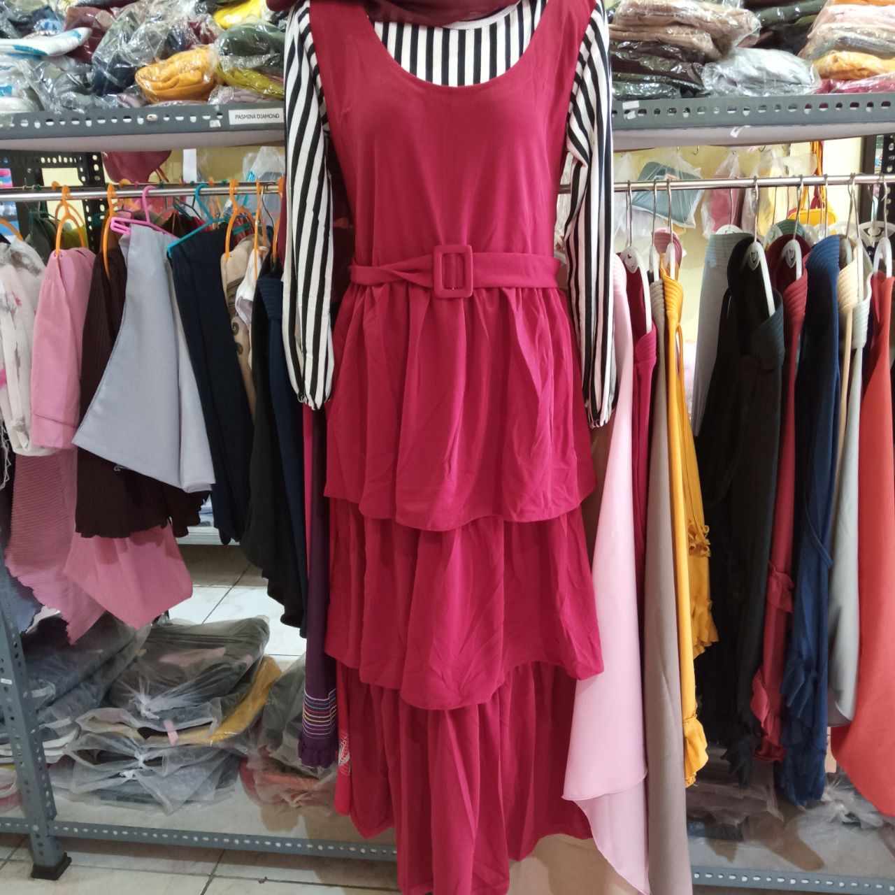 ini adalah Gamis 3 Layer Marun, size: 104cm x 135cm, material: voxy, color: maroon, brand: Gamislayerbojonegoro, age_group: all ages, gender: female