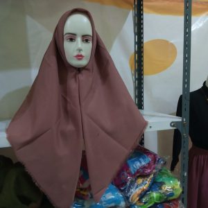 ini adalah Saudia Rawis Burgundy, size: 115cmx115cm, material: cotton, color: burgundy, brand: saudiarawisbojonegoro, age_group: all ages, gender: female