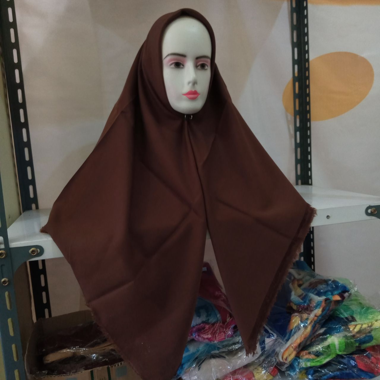 ini adalah Saudia Rawis Coklat Tua, size: 115cmx115cm, material: cotton, color: dark chocholate, brand: saudiarawisbojonegoro, age_group: all ages, gender: female
