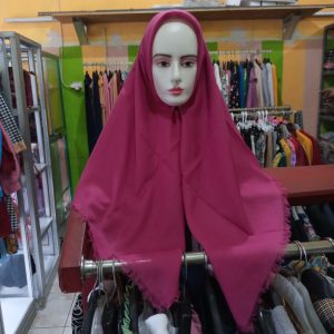 ini adalah Saudia Rawis Magenta, size: 115cmx115cm, material: cotton, color: purple magenta, brand: saudiarawisbojonegoro, age_group: all ages, gender: female