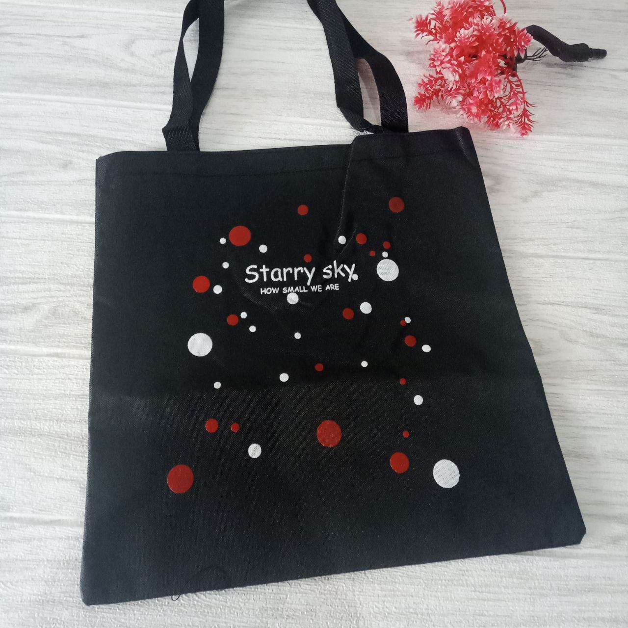 ini adalah Tote Bag Stari Hitam, size: 40cm x 35cm, material: canvas, color: black, brand: toteminimalisbojonegoro, age_group: all ages, gender: female