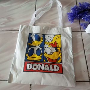 ini adalah Tote Donald Putih, size: 40cm x 35cm, material: canvas, color: white, brand: toteminimalisbojonegoro, age_group: all ages, gender: female