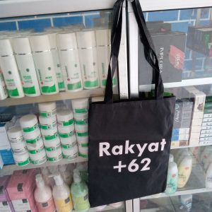 ini adalah Tote Rakyat, size: 40cm x 35cm, material: canvas, color: black, brand: toteminimalisbojonegoro, age_group: all ages, gender: female