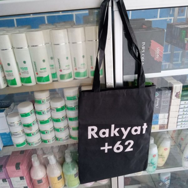 ini adalah Tote Rakyat, size: 40cm x 35cm, material: canvas, color: black, brand: toteminimalisbojonegoro, age_group: all ages, gender: female