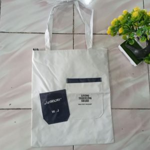 ini adalah Tote Sami Putih, size: 40cm x 35cm, material: dinir, color: white, brand: toteminimalisbojonegoro, age_group: all ages, gender: female