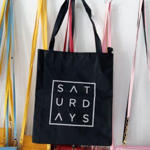 ini adalah Tote Saturday, size: 40cm x 35cm, material: canvas, color: black, brand: toteminimalisbojonegoro, age_group: all ages, gender: female