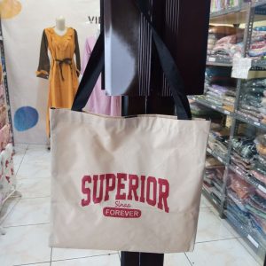 ini adalah Tote Superior Marun, size: 40cm x 35cm, material: canvas, color: white, brand: toteminimalisbojonegoro, age_group: all ages, gender: female