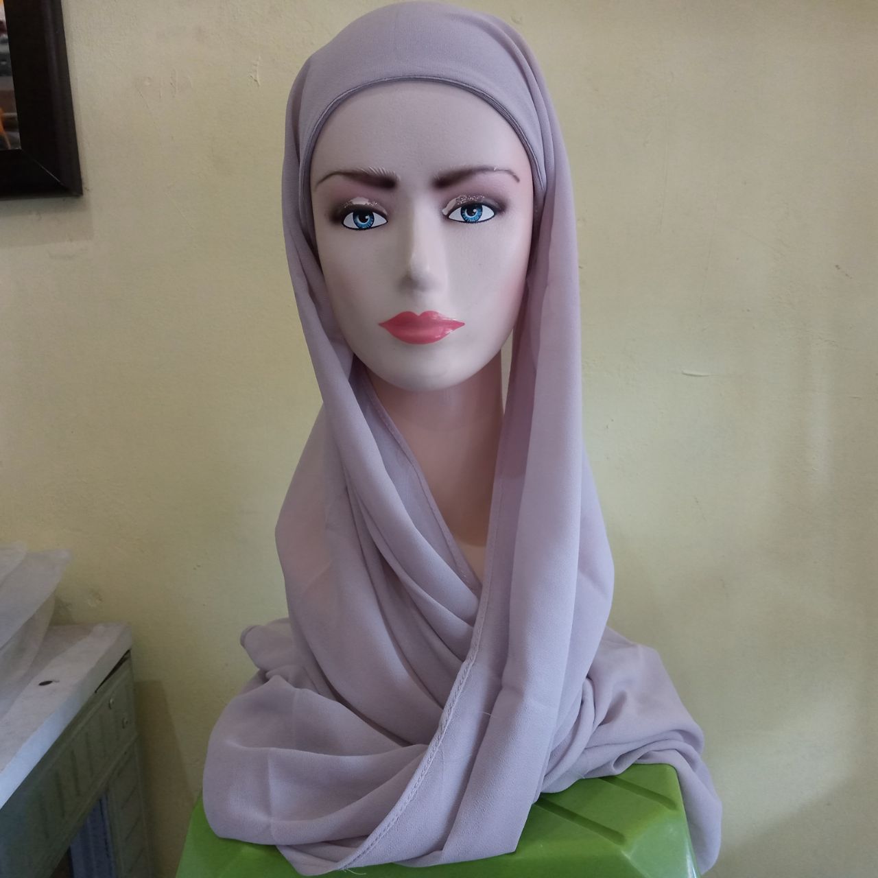 ini adalah Pasmina Inner Silver, size: 75cmx175cm, material: cotton ceruty, color: silver, brand: pashminainnerbojonegoro, age_group: all ages, gender: female