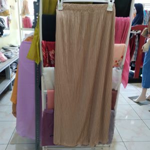 ini adalah Rok Plisket Coksu, size: 90cm, material: Jersey, color: chocholate milk, brand: rokplisketbojonegoro, age_group: all ages, gender: female