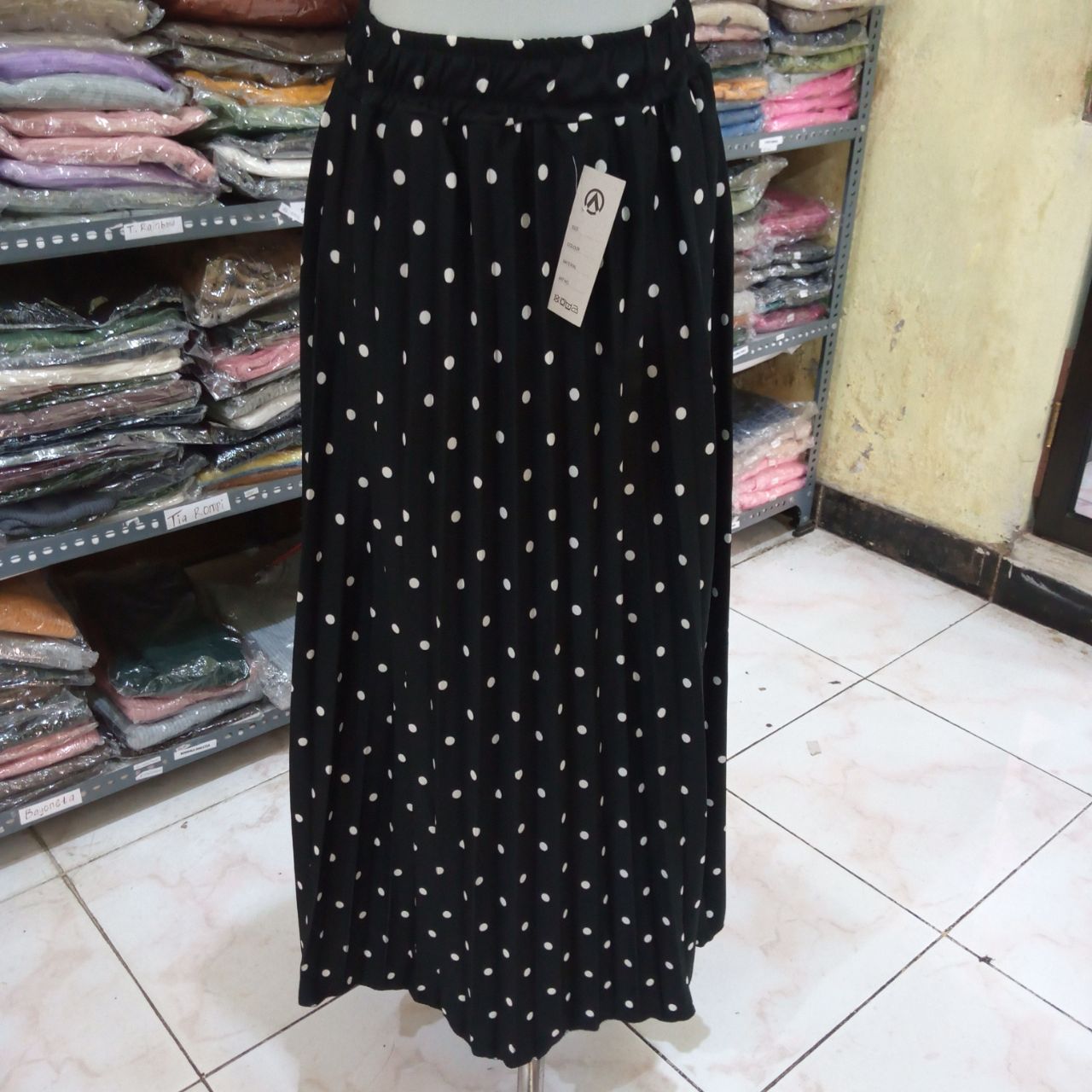 ini adalah Rok Plisket Polka Hitam, size: 90cm, material: Jersey, color: black, brand: rokplisketbojonegoro, age_group: all ages, gender: female