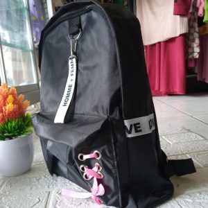 ini adalah Tas Daina Hitam, size: 30 cm x 25 cm, material: mikro, color: black, brand: tasrdainabojonegoro, age_group: all ages, gender: unisex